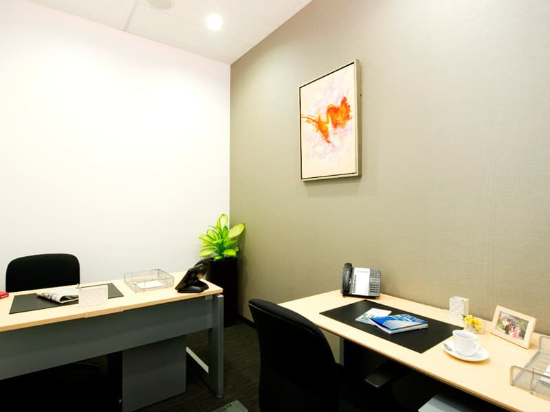 個室_フロアの至る所に絵画などが飾られた大変オシャレな空間です©Regus