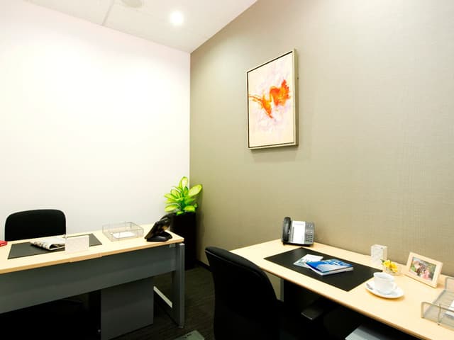 個室_フロアの至る所に絵画などが飾られた大変オシャレな空間です©Regus