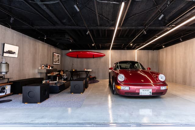 専用部の内装例。区画内に車を置くなど好きな空間を創ることができます。