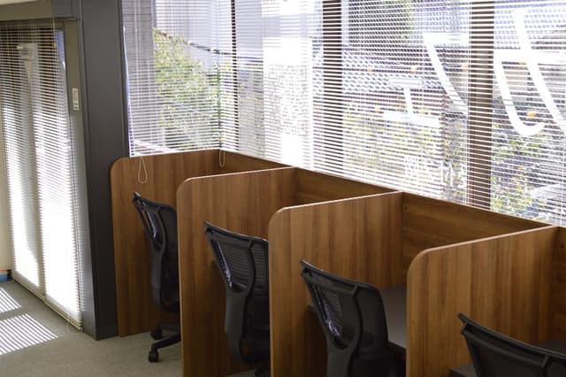 専用スペース_個室。オフィス内にある椅子は一部、高機能チェアエルゴヒューマンを使用しています。