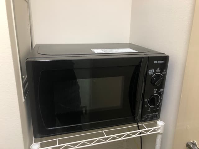 設備_電子レンジ。電子レンジの利用も可能で、昼食時などにお使いいただけます。