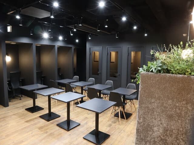 共用部_コワーキングスペース。多様なタイプの席があるためご自身の用途・気分によって使い分けられます。