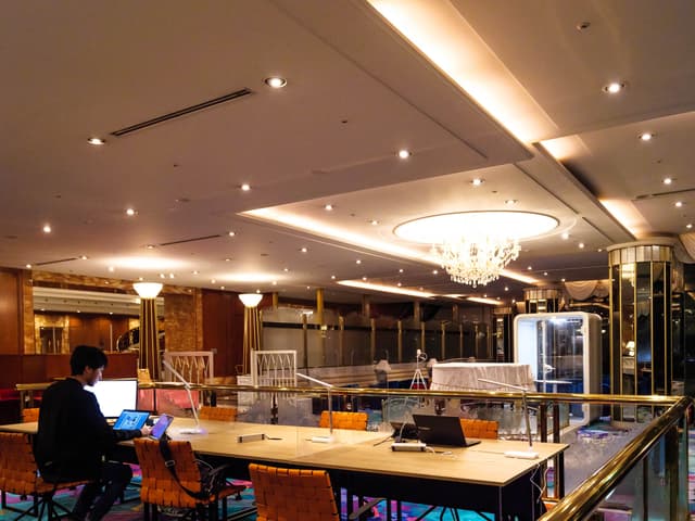 共用部_ワークエリア。開放的なスペースで落ち着いて仕事ができます。