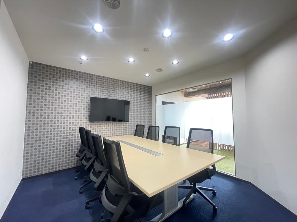 モニター付き6~8名用の会議室併設(個室プラン会員さまは月5時間まで無料)