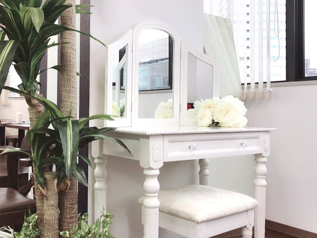 設備_メイクスペース。スタイリストによるメイクレッスン講座なども開催されています。