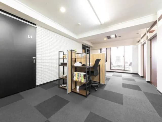 共用部_コワーキングスペース。落ち着いた雰囲気の空間です。©BIZcomfort