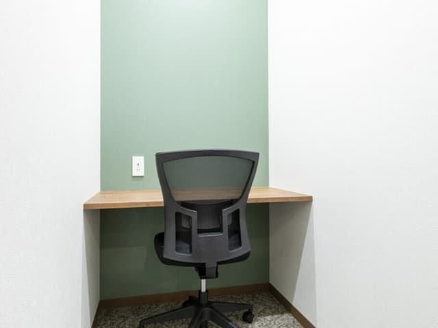 設備_テレフォンブース。周囲を気にせずに通話やWeb会議が行えるテレフォンブースが用意されています。©bizcomfort