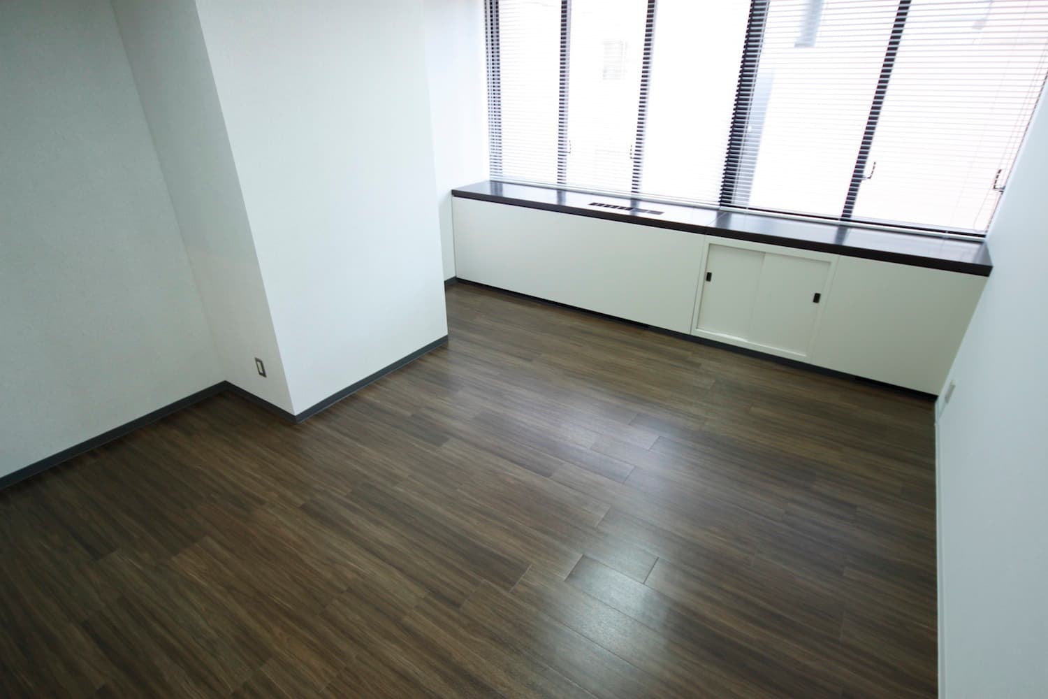 個室_オフィス家具類はご用意されていません。シンプルな内装な分とことんこだわり抜けそうです