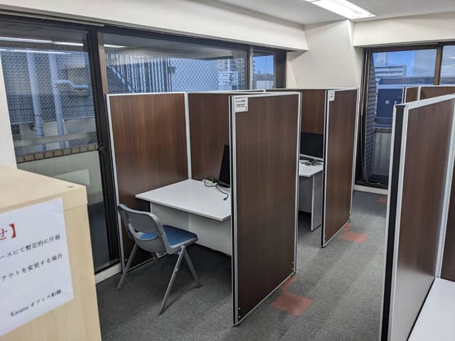 共用部_フリースペース。モニター備え付けの座席もございます。