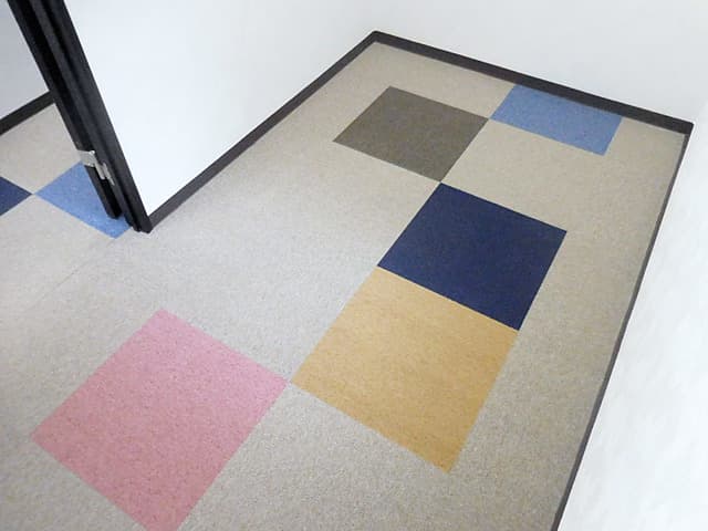 個室_各個室に二口コンセントと、有線LANがあります。