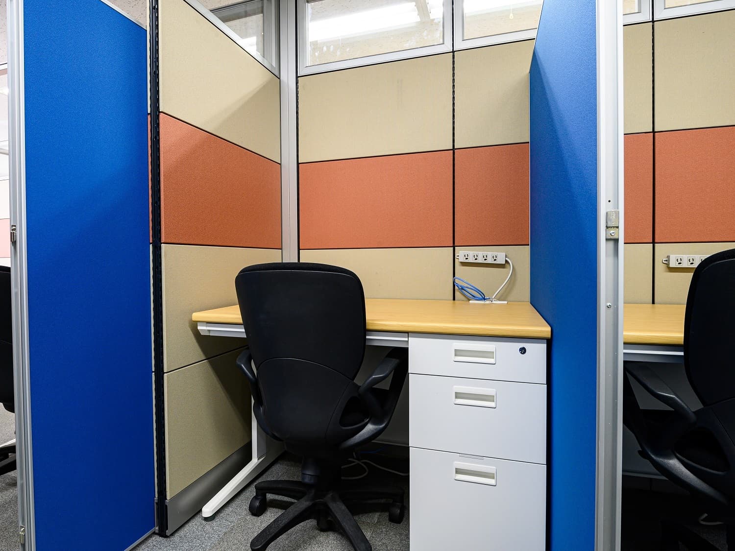 個室_1名用のブース席です。机のキャビネットは鍵付きです。