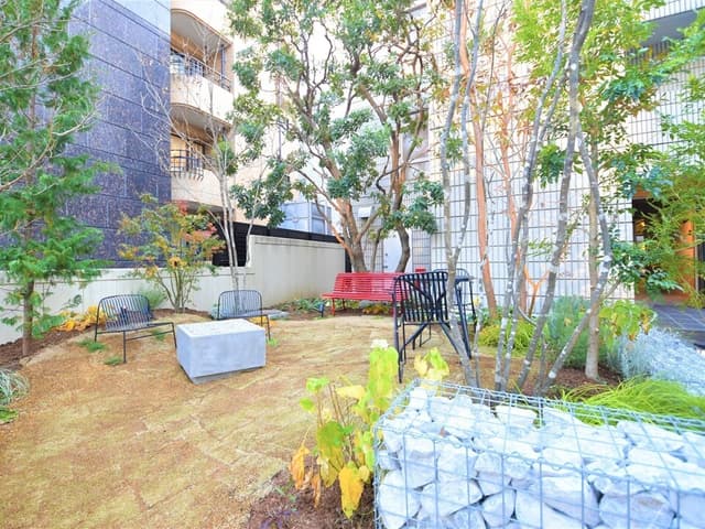 private garden_外構に位置する入居者専用のガーデン