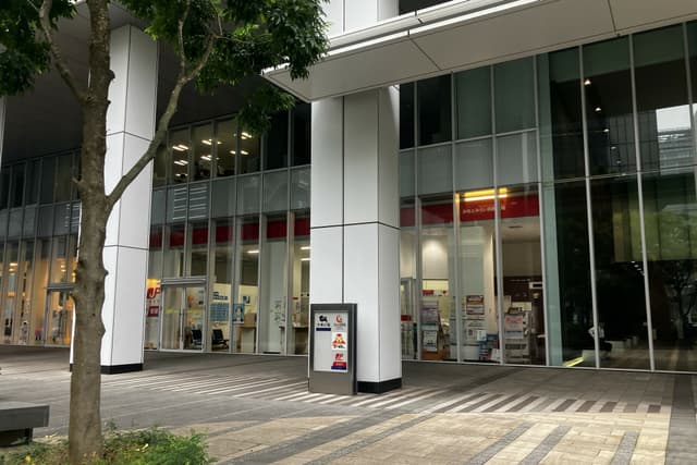 近隣の郵便局_みなとみらい四郵便局(徒歩4分)