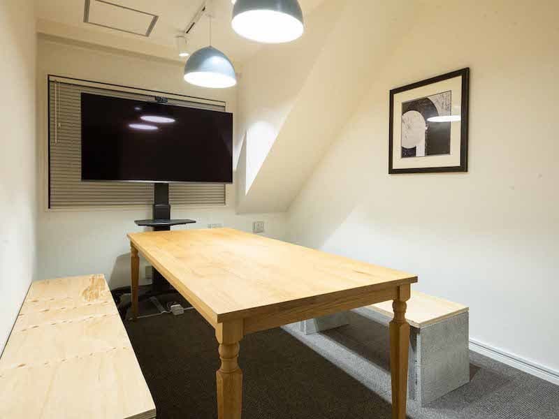 共用部_MTG ROOM。専用アプリにより、オンラインでのご予約も可能です。