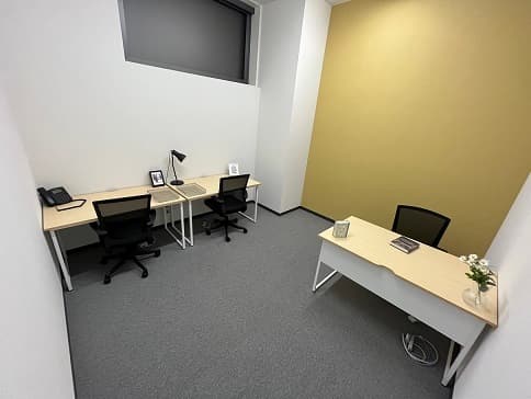 個室。家具付きのお部屋です。