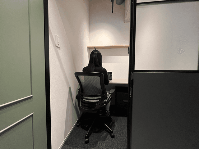 1名用個室。シンプルな内装と高さのある天井により開放感を感じられるオフィスになっています。