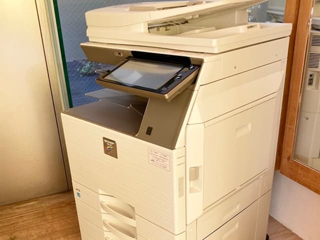 設備_複合機。複合機やインターネット環境は基本装備となっています。