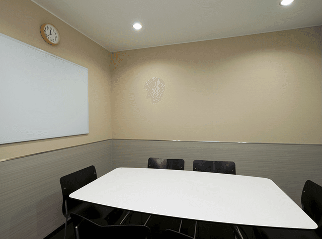 会議室_ホワイトボード備え付けで効率的に会議を進めることができます。©Regus