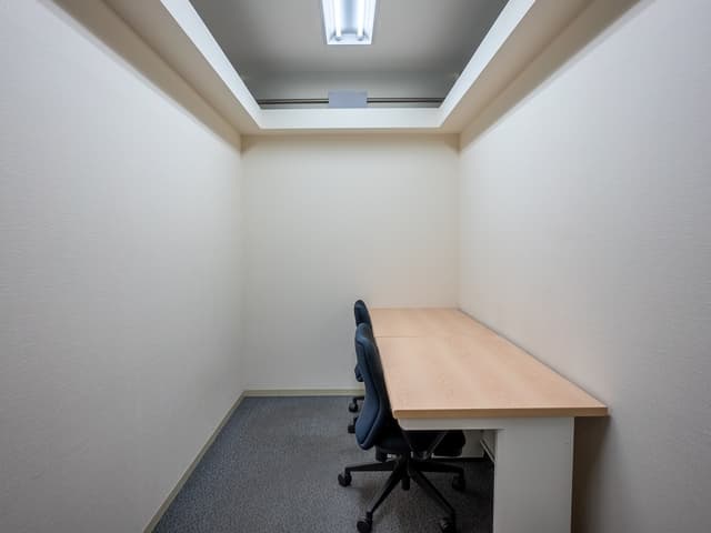 個室_複合機や什器類などの設備が揃っており、快適なビジネス環境が整っています。
