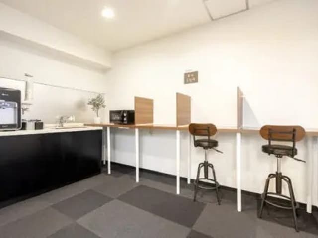 共用部_カフェスペース。気分を変えて作業がしたい時などにピッタリの席です。©BIZcomfort