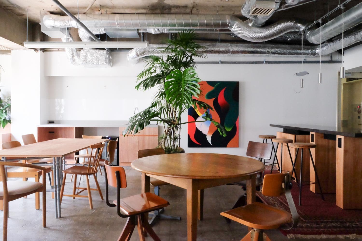 共用部_共用ラウンジ。居住者同士で交流を楽しめるラウンジはゲストのご利用も可能です。無料のWi-Fiを完備しています。