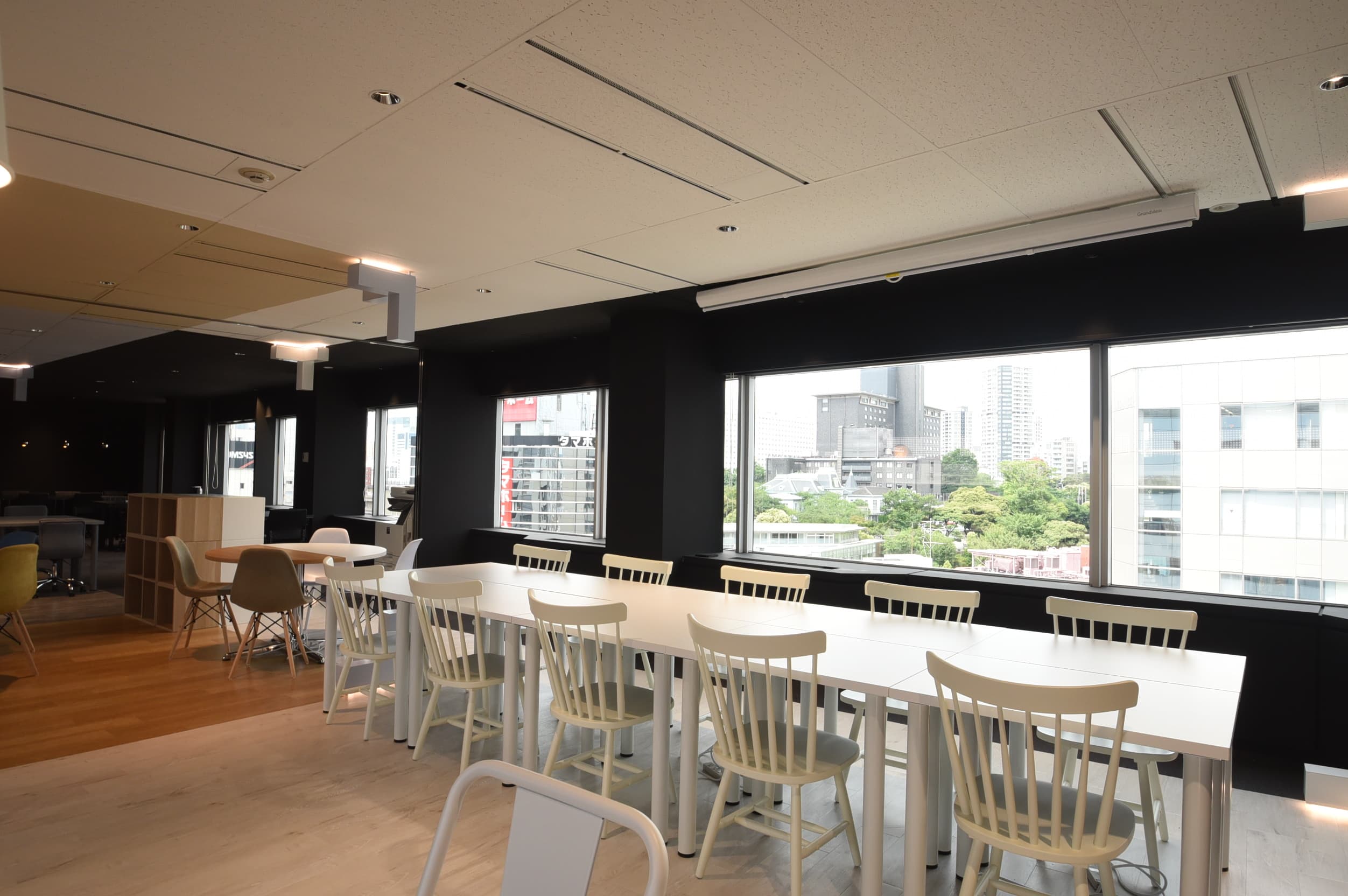 共用エリア_共用デスクや打ち合わせスペースを備えた共有スペースです。