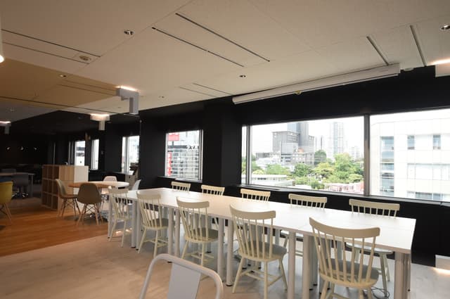 共用エリア_共用デスクや打ち合わせスペースを備えた共有スペースです。