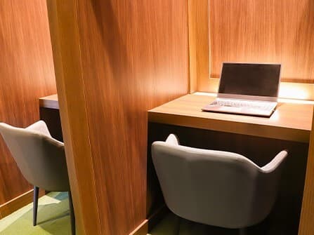共用部_ブース席。集中して作業に取り組みたい時にピッタリなブース席です。©BasisPoint