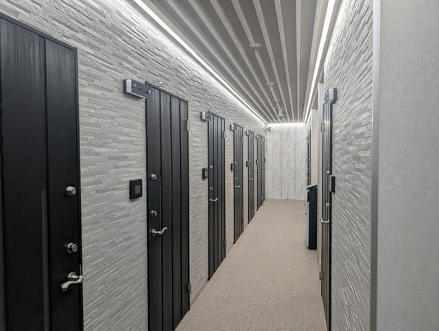 共有部_廊下。個室は施錠可能となっています。