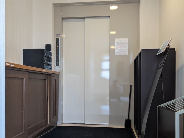 設備_エレベーター。オフィスのある4階までスムーズに移動することが可能です。