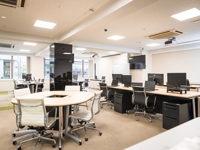 個室_ホワイトボードやプロジェクターなど無料で使える備品も充実しています。