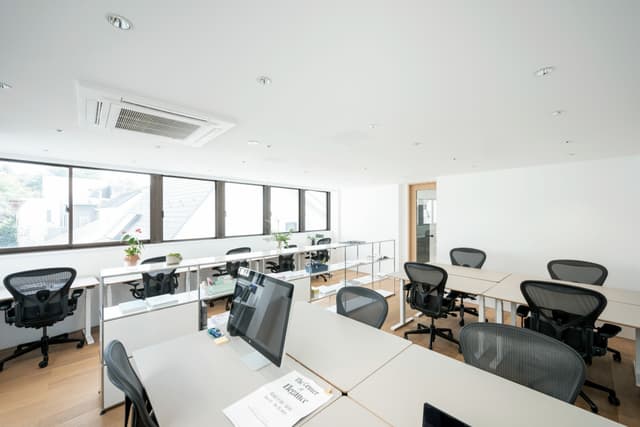 【専有部】床材は天然のオーク材を採用