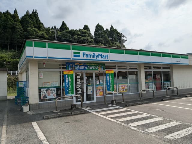 近隣のコンビニ_ファミリーマート 芦北津奈木店。