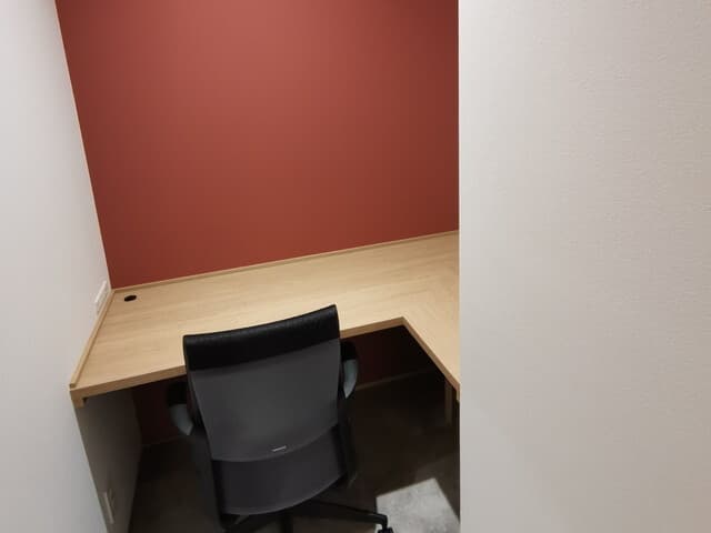 個室_家具は準備済みのため、パソコンを持参すればすぐに稼働を開始することができます。