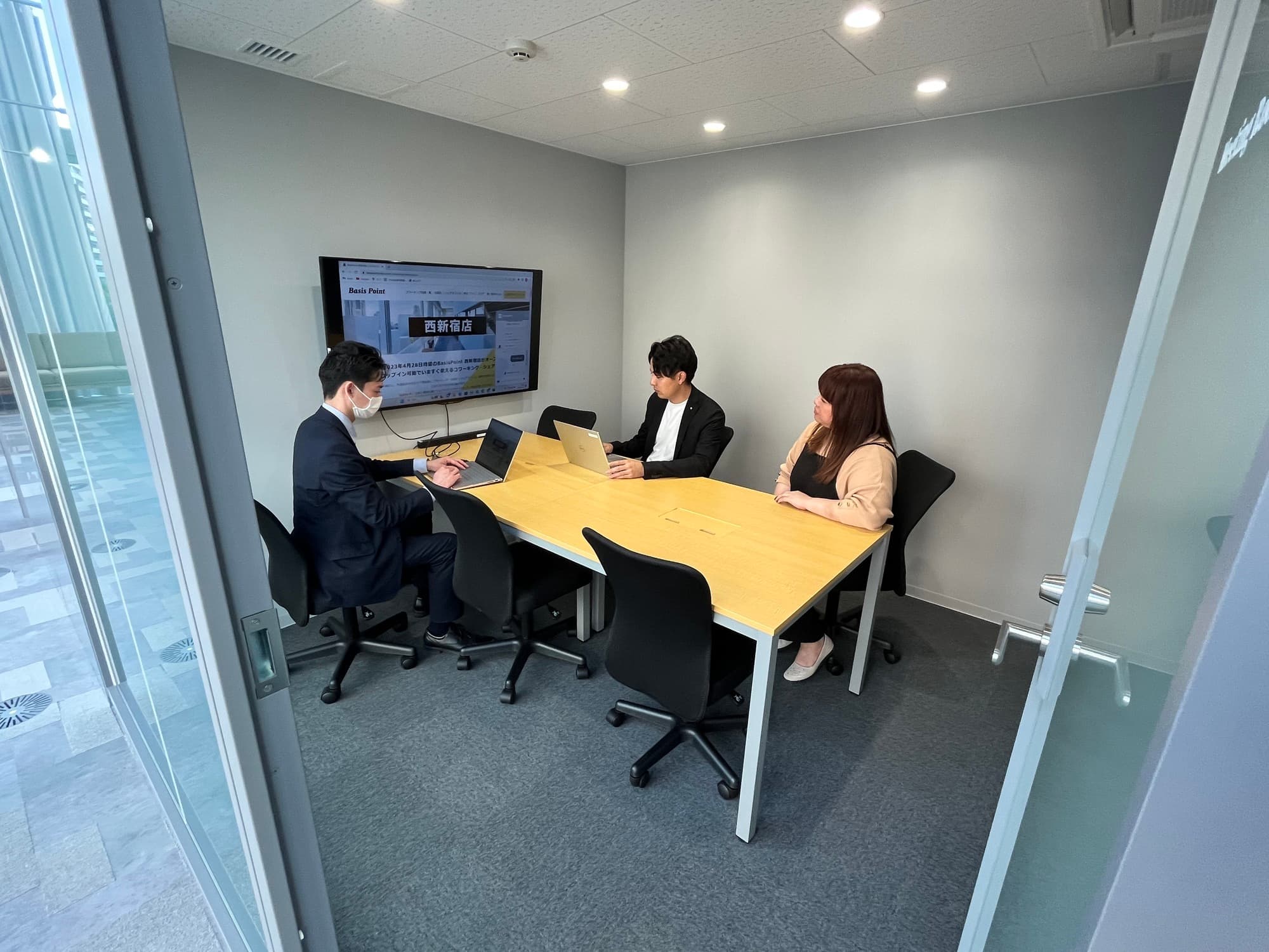 会議室_6名収容可能な会議室です。オフィスご契約の方は特別料金でご利用いただけます。予約可能です。