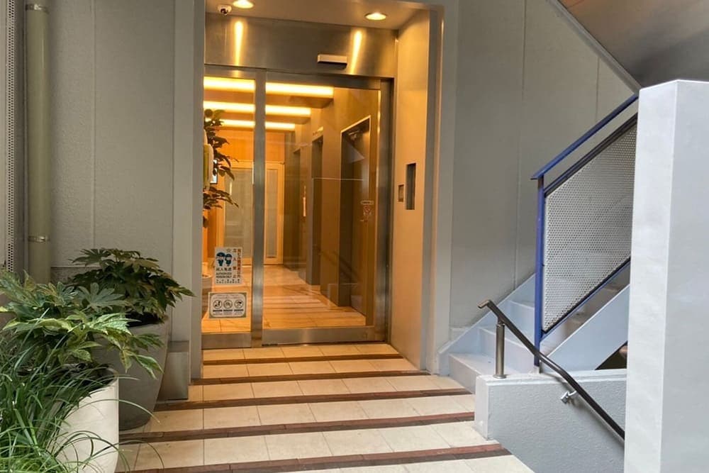 外観_ビルのエントランスです。