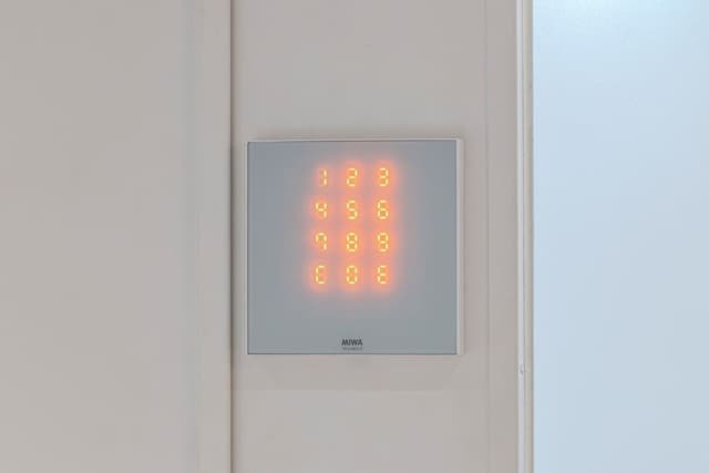 その他_セキュリティドア。暗証番号式のオートロックを採用し、セキュリティ面も安心です。