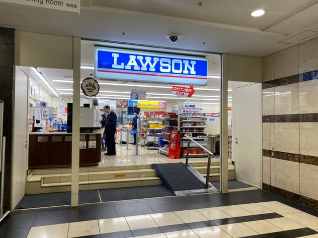 近隣のコンビニ_ローソン 横浜スカイビル店(徒歩2分)