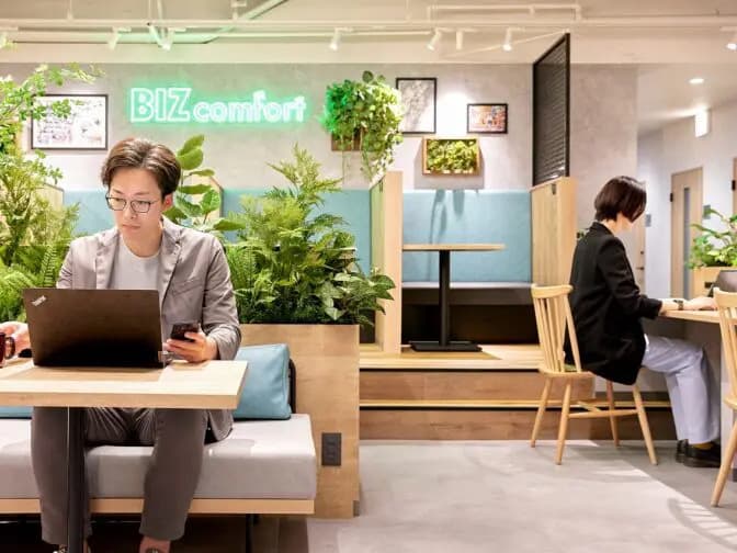 共有スペース_カフェブース。食事や会話・WEB会議がOKなブースです。※画像はイメージです。©bizcomfort