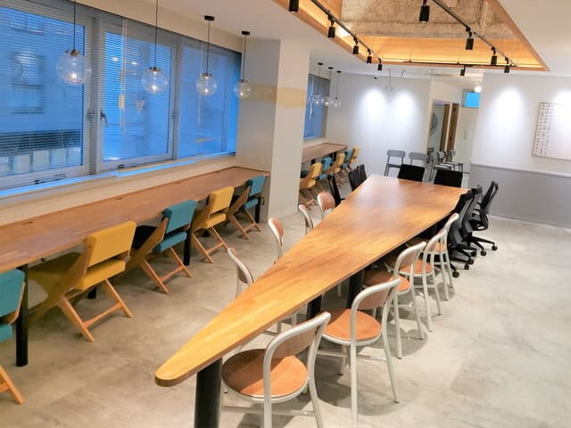 共用部_フリーデスク。デザイン性の高いお洒落な内装です。