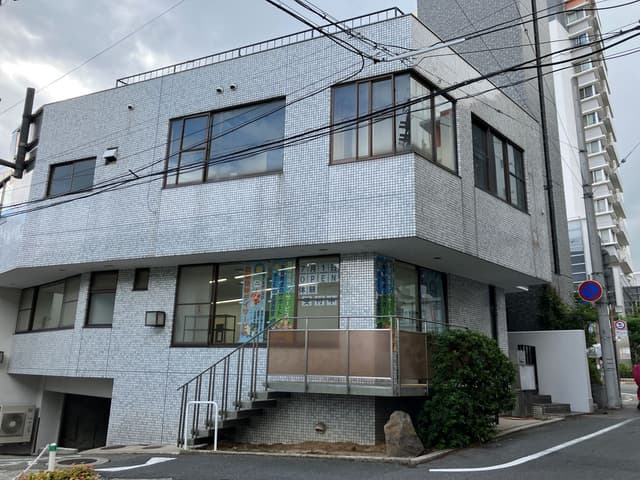 外観_川西能勢口駅から徒歩2分の場所にあります。