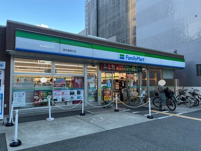近隣のコンビニ_ファミリーマート西中島南方店(徒歩4分)