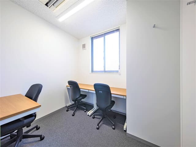 専有部_個室。入居人数に合わせたオフィス家具を設置しています。