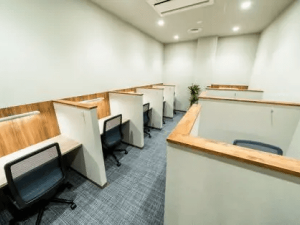 共有部_コワーキングスペース。静かに集中して作業したいときは通話・会話ができないサイレントブースを利用できます。©BIZcomfort  ※画像はイメージです
