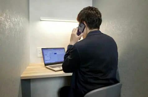 共有部_フォンブース。事前予約制です(有料)。※画像はイメージです。©bizcomfort