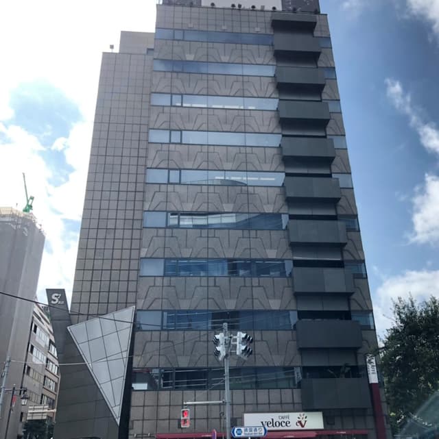 外観_スタイリッシュな外観です。1階にはカフェが入っています。