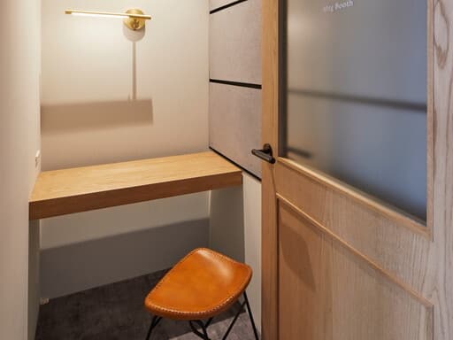 設備_MeetingBooth。1名利用に適したWEB会議可能デスクです。