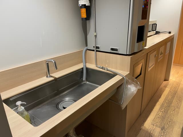 共用設備_パントリー。電子レンジやウォーターサーバー、冷蔵庫などもご用意しています。