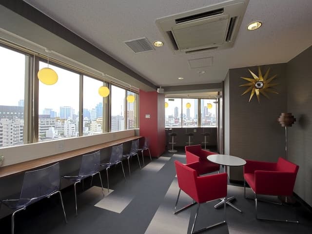 共用部_ビジネスラウンジ。オープンカウンターから望む景色は当施設の魅力の一つとなっています。