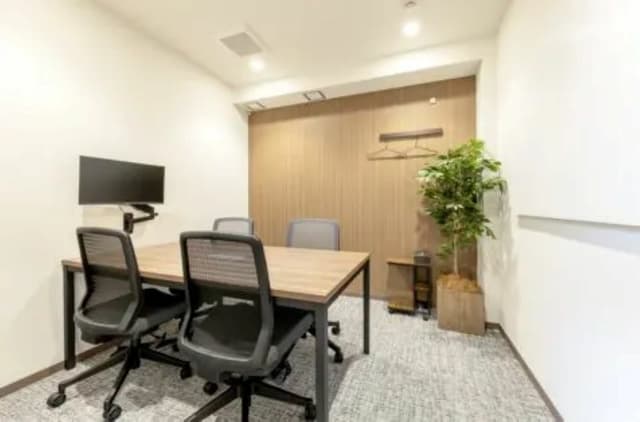 共有部_会議室。来客対応や打ち合わせ、大切な商談におすすめです。※画像はイメージです。©bizcomfort